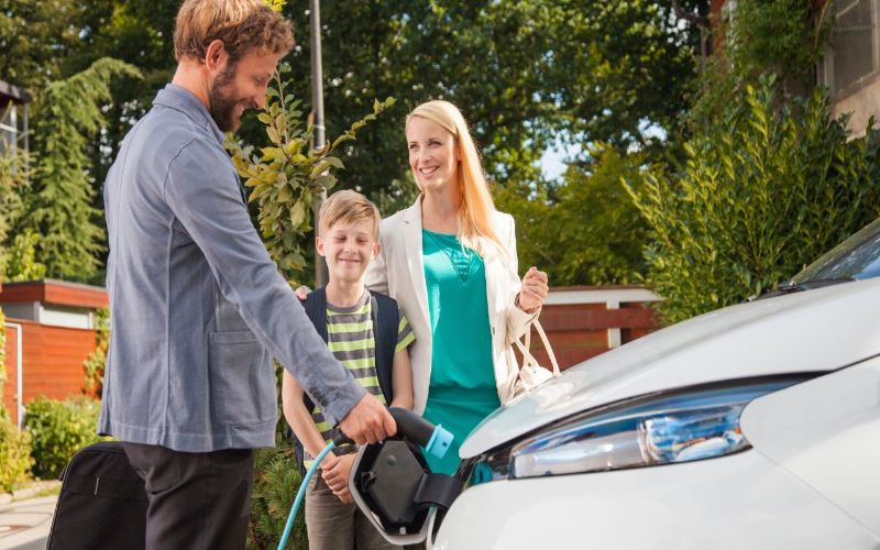 Convenient door-to-door pick-up and delivery of electric cars